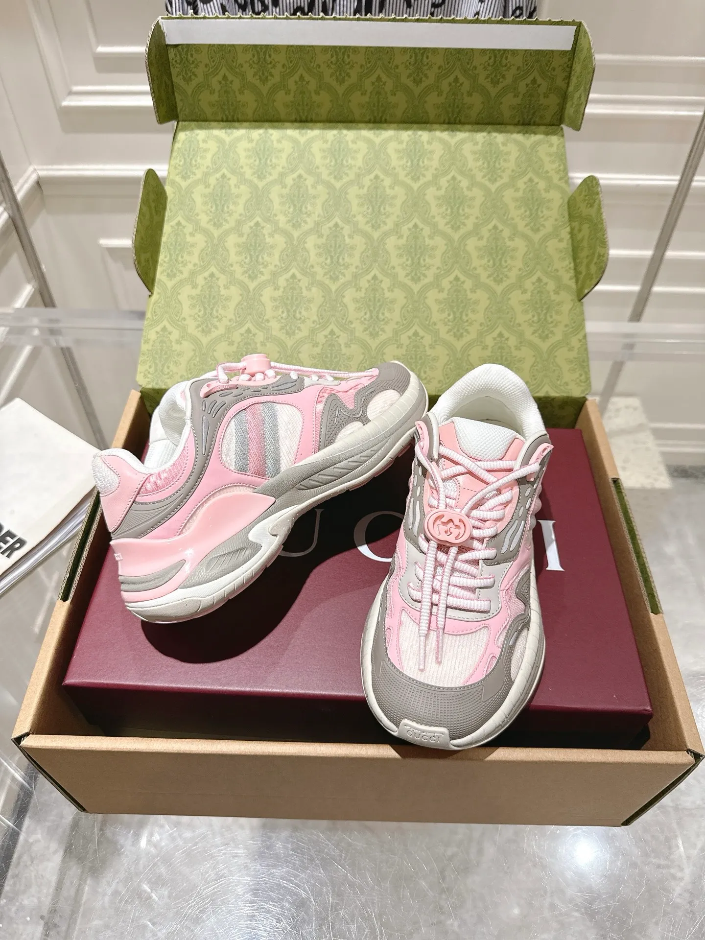 👟👟Ex-factory price 980👟👟Upgraded version with airplane case Gucci Gucci 25ss hot new style couple style retro sports shoes dad shoes This Gucci 2.0 reinterprets the brand's iconic striped webbing elements. This new interpretation of iconic details uses EVA thick soles with a smart silhouette, bringing a stable and comfortable wearing experience. Delivered in exquisite packaging. Fabric: Made of original imported cowhide/technical fabric. Inner foot pad: Breathable mesh. Heel height: 4cm. Sole: Original customized ultra-light foam rubber outsole. Size: 35-45 (women's size 40, men's size 45, custom-made, non-returnable)